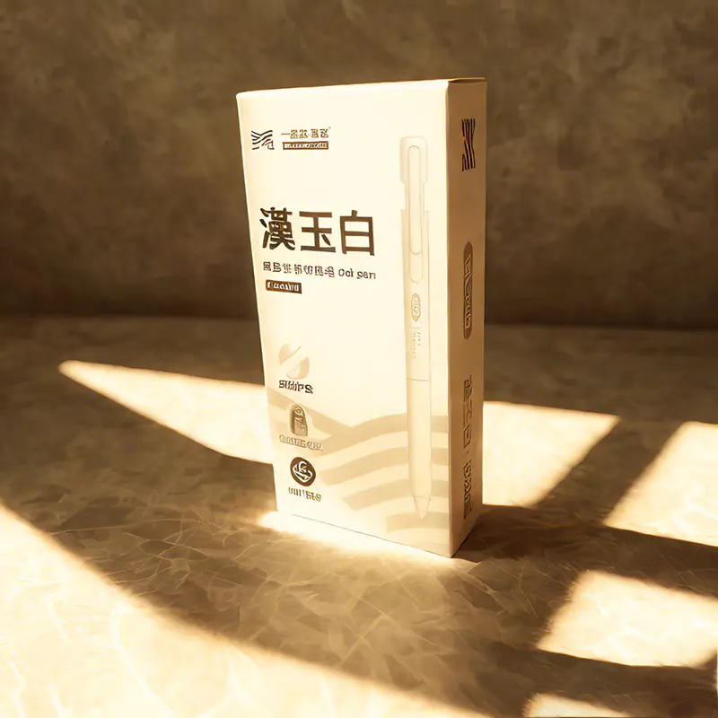 黒い噴水ペンの白い段ボール箱
